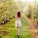 おしゃれな服を着た女性