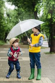 傘をさした子供